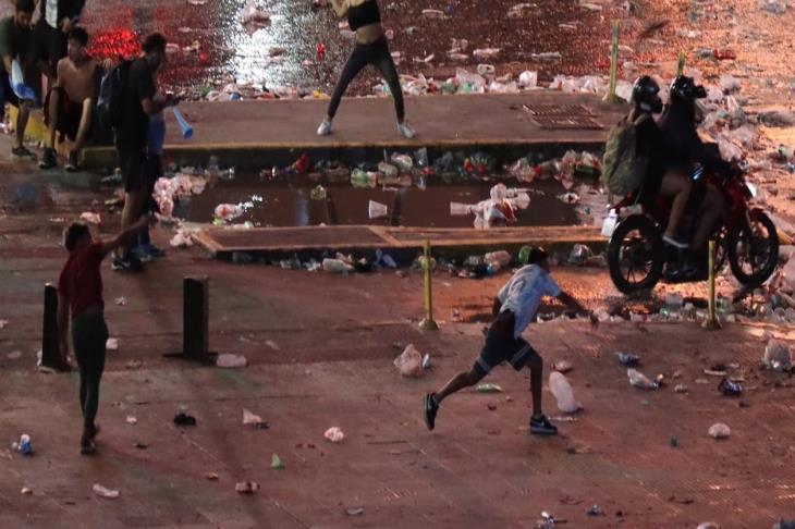 "إصابات واعتقالات وسرقة أثناء البث" .. شغب غير مسبوق في الأرجنتين خلال احتفالات المونديال (فيديو)